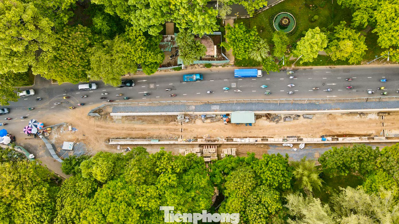 Hầm chui tại giao lộ Trần Quốc Hoàn - Phan Thúc Duyện (phường 2, quận Tân Bình) là gói thầu số 9 thuộc dự án tuyến nối từ đường Trần Quốc Hoàn đến đường Cộng Hòa xuyên qua phần đất sân bay Tân Sơn Nhất.