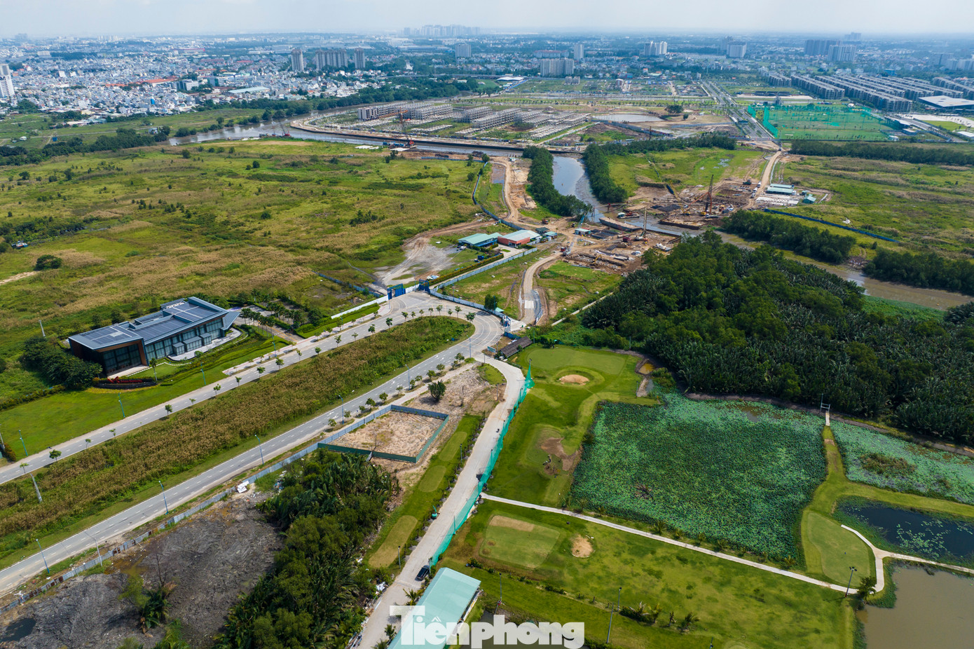 Khu liên hợp ban đầu quy hoạch trên diện tích 466 ha, nhưng sau nhiều lần điều chỉnh còn 212 ha. Trong đó, 180 ha được dùng đầu tư vào các cơ sở hạ tầng, trang thiết bị kỹ thuật. Dự án này khi hoàn thành sẽ phục vụ tối đa khoảng 100.000 người, gồm vận động viên, khán giả, nhân viên, báo chí, khách vãng lai.