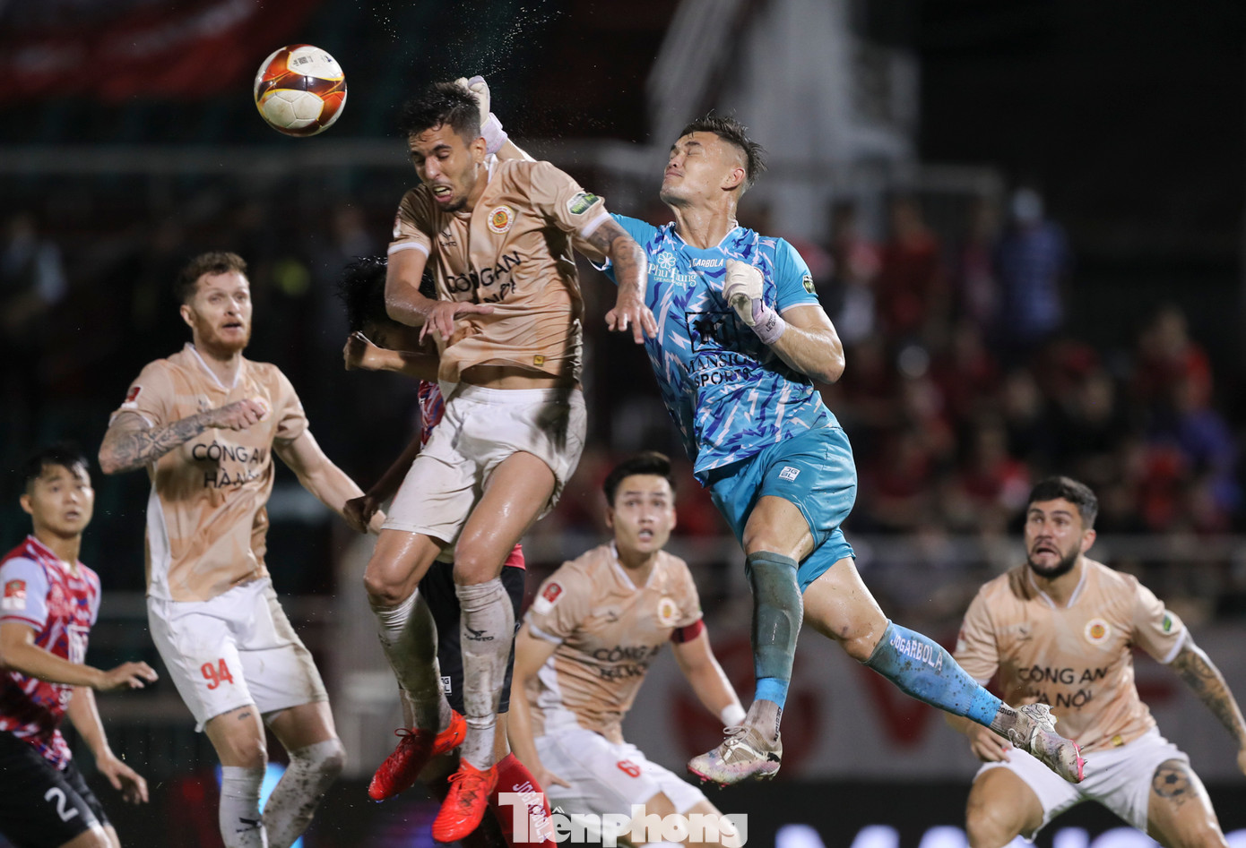 Sang hiệp 2, HLV Trần Tiến Đại đã có những thay đổi mạnh mẽ về mặt nhân sự khi tung hàng loạt trụ cột vào sân. Phút 53, Jeferson đón đường kiến tạo của Geovane để ghi bàn gỡ hòa 1-1 cho CAHN.