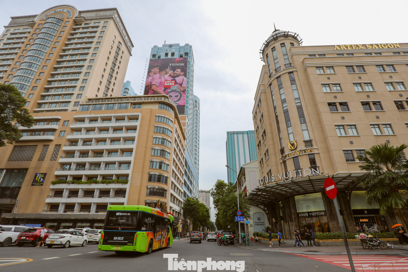 Mức này tăng 32% so với cùng kỳ trước đại dịch nhưng giảm 6% so với cùng kỳ năm ngoái, chủ yếu do đồng nội tệ biến động giá so với USD. Với giá thuê này, đường Đồng Khởi tiếp tục lọt nhóm 15 mặt bằng cho thuê đắt nhất thế giới với vị trí thứ 14. Tuy nhiên, xếp hạng này đã giảm một bậc so với năm ngoái.