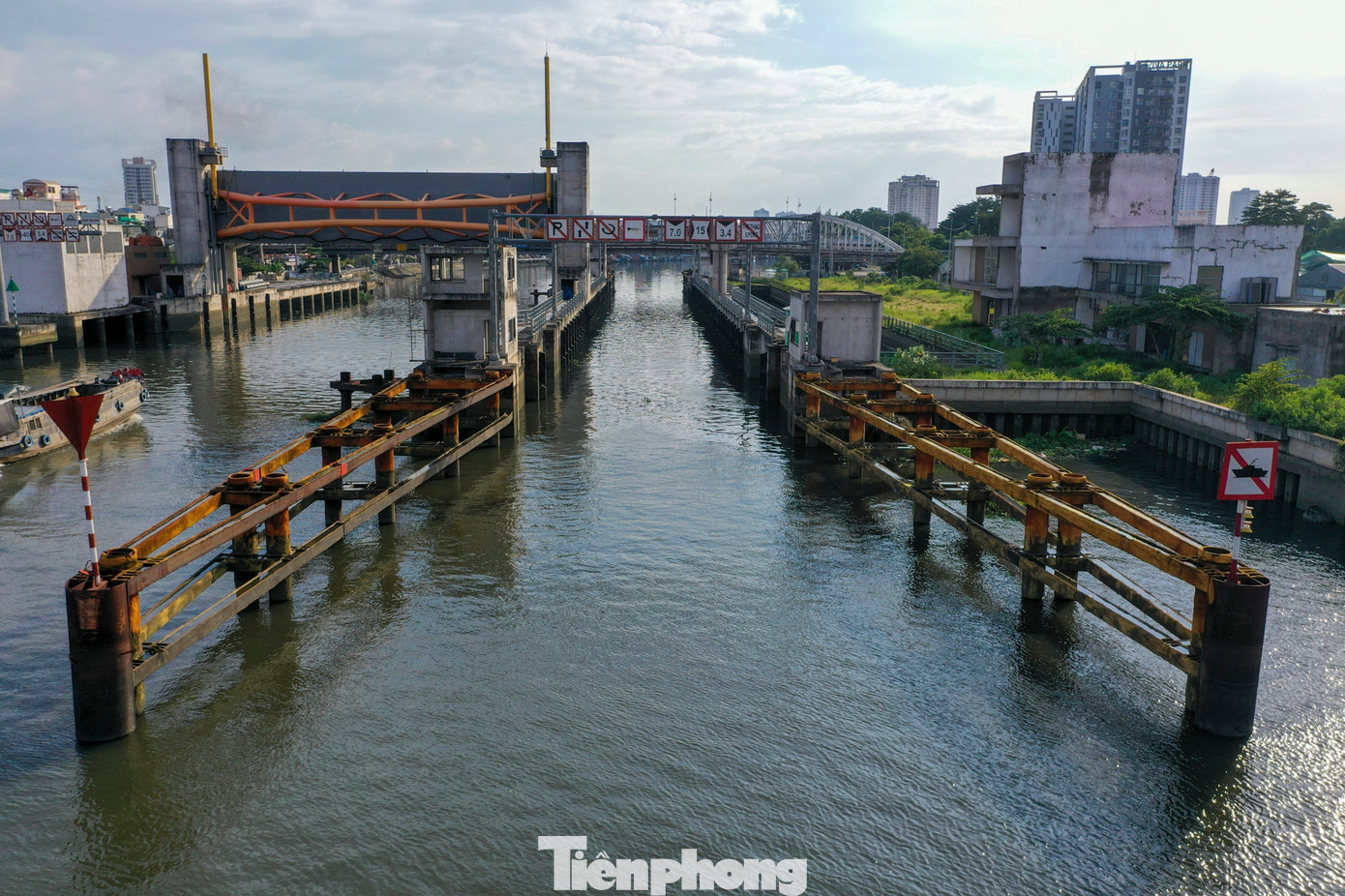 Cống Tân Thuận (quận 7) đã đạt hơn 93% khối lượng công việc nhưng cũng đắp chiếu nhiều năm.