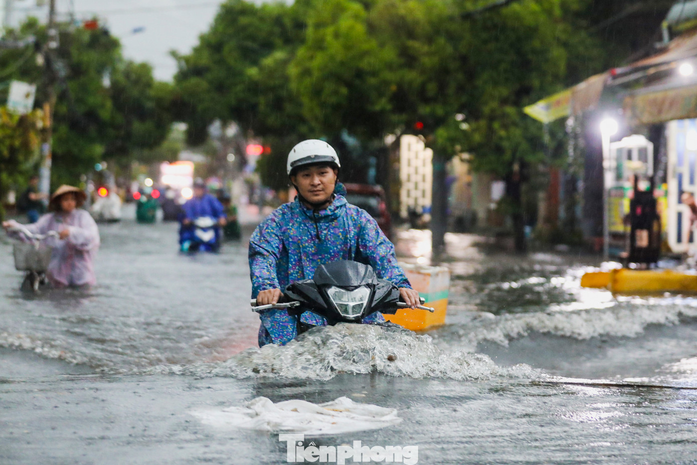 16h, trời chuyển tối, sau đó mưa như trút nước kéo dài khoảng một giờ khiến nhiều đường ở TP.Thủ Đức như Lã Xuân Oai, Tô Ngọc Vân, Dương Văn Cam... ngập sâu.