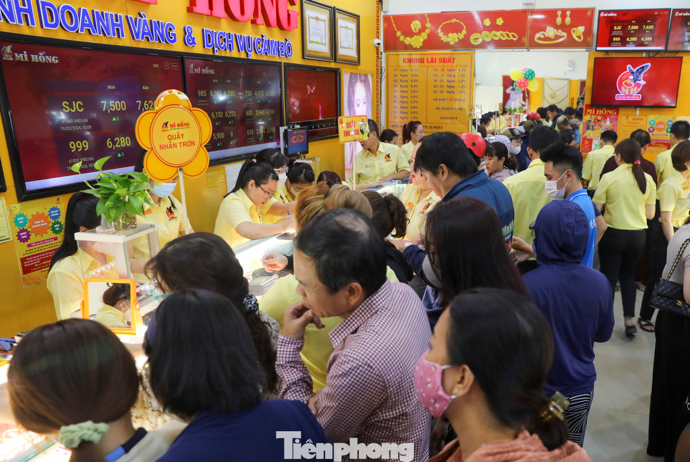 Lượng người đổ về các cửa hàng vàng lớn tăng lên đột biến từ mùng 8 tháng Giêng.