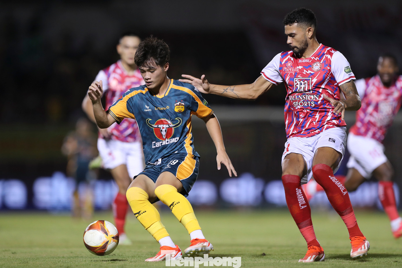 LPBank HAGL tiếp tục cho thấy sự kém hiệu quả ở khâu phòng ngự khi liên tiếp mắc những sai lầm để CLB TPHCM vươn lên dẫn 3-1 với hai bàn thắng liên tiếp do công của Timite và Hồ Tuấn Tài.