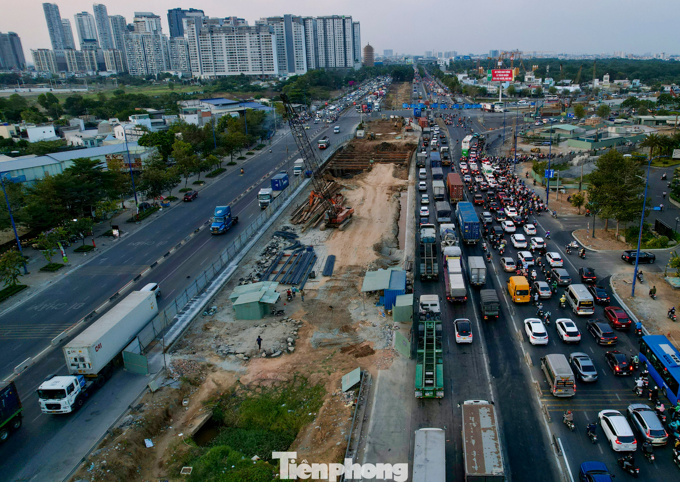Theo chủ đầu tư dự án, đơn vị tư vấn và chủ đầu đang nghiên cứu lên phương án đóng nút giao Mai Chí Thọ - Đồng Văn Cống trong 4 tháng để thi công đồng bộ hầm chui và cầu vượt tại đây để rút ngắn tiến độ dự án.