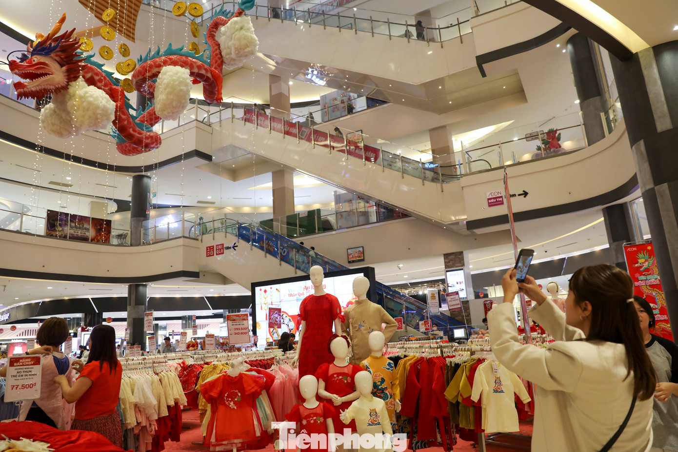 Ngoài ý kiến cho rằng linh vật rồng đang giận dữ thì một số khác lại nhận xét biểu cảm của rồng như đang hốt hoảng, sợ hãi vì phần mắt và miệng mở rất to.