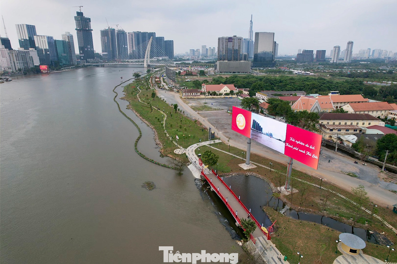 Các hạng mục nổi bật như cầu tình yêu, vườn hoa hướng dương, bồn phun nước là những điểm nhấn thu hút người dân, du khách đến công viên bờ sông Sài Gòn dịp Tết Giáp Thìn 2024.