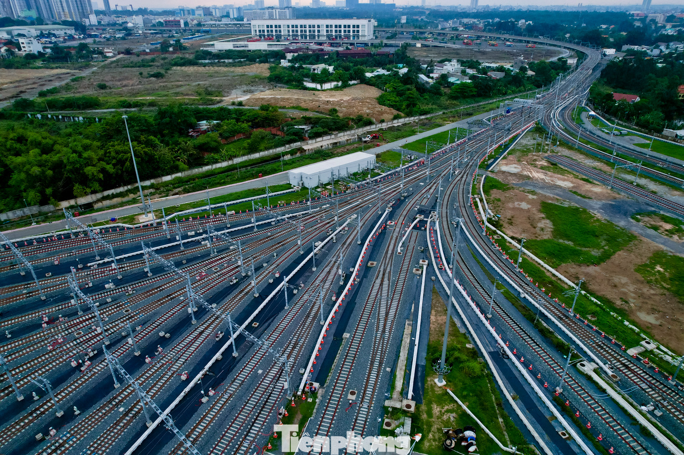 Là “trái tim” của tuyến metro Bến Thành - Suối Tiên, depot Long Bình đang thành hệ thống đường sắt đô thị tiên tiến, hiện đại đầy ấn tượng. Tuyến metro này sẽ phục vụ người dân và du khách di chuyển thuận tiện tại TPHCM. Vì sao Metro số 1 TPHCM phải lùi thời gian vận hành khai thác thử? 19/05/2024 TPHCM cần gần 35 tỷ USD cho 10 tuyến metro 12/05/2024 Tiến độ thi công cầu bộ hành tuyến metro số 1 ở TPHCM 08/05/2024 Cận cảnh 2 ga ngầm siêu hiện đại thuộc tuyến Metro số 1 06/05/2024