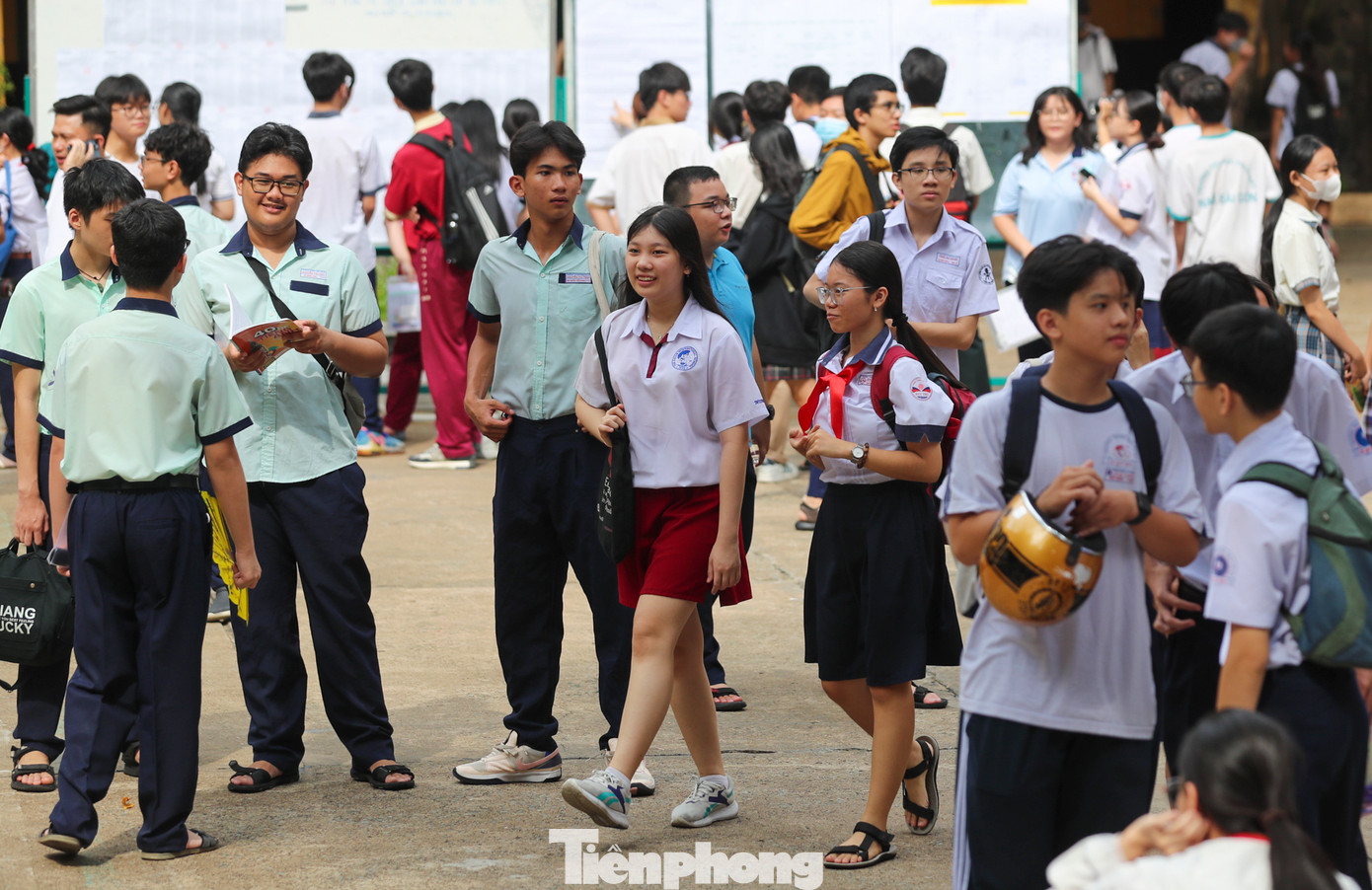Thí sinh cần có mặt tại phòng thi đúng giờ quy định đối với từng buổi thi, mang theo phiếu báo danh có dán hình, giấy khai sinh (bản photo không cần công chứng) để đối chứng, thẻ học sinh (hay thẻ bảo hiểm y tế, thẻ căn cước công dân gắn chip). Thí sinh cần có mặt tại phòng thi đúng giờ quy định đối với từng buổi thi, mang theo phiếu báo danh có dán hình, giấy khai sinh (bản photo không cần công chứng) để đối chứng, thẻ học sinh (hay thẻ bảo hiểm y tế, thẻ căn cước công dân gắn chip).