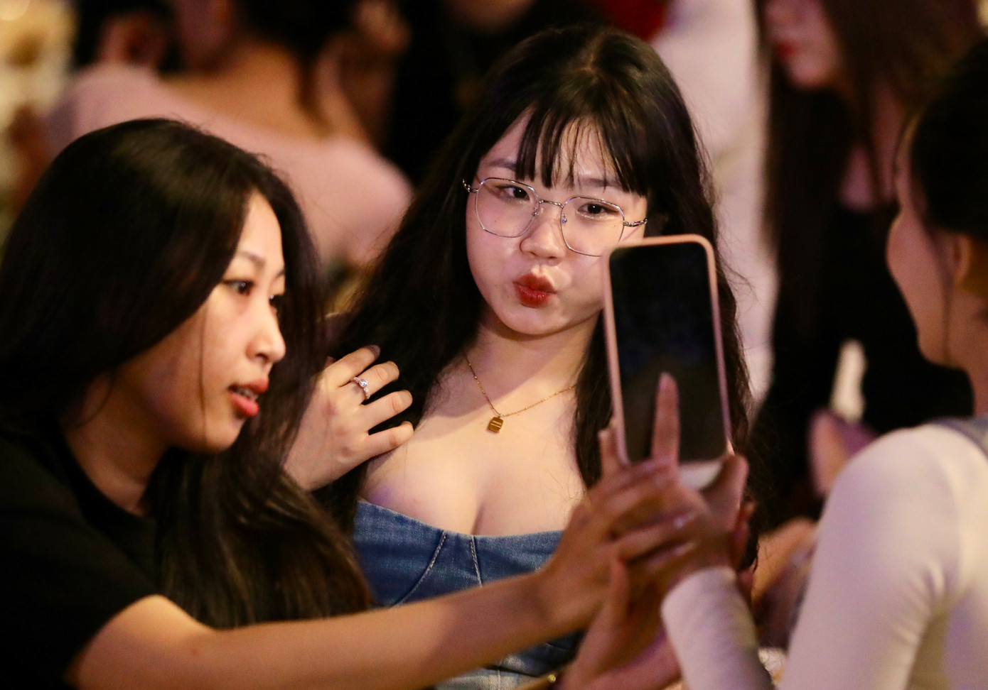 Theo kế hoạch, TPHCM tổ chức bắn pháo hoa chào năm mới 2025 tại 3 điểm, gồm 1 điểm tầm cao và 2 điểm tầm thấp. Bên cạnh đó là các sự kiện âm nhạc đếm ngược chào năm mới rộn ràng.