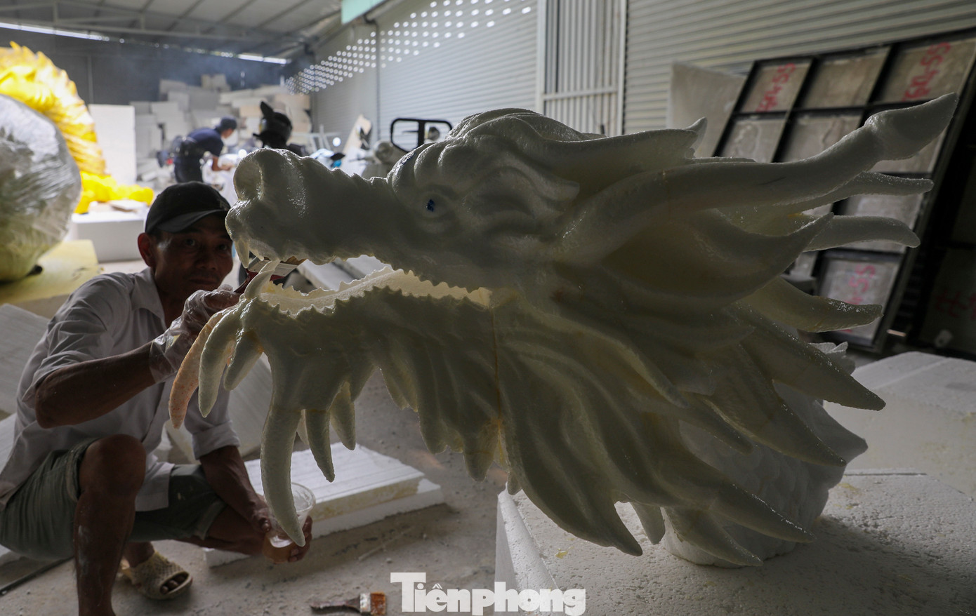 Các khối xốp lớn sau khi vẽ phác họa, được công nhân gọt tạo hình bằng máy cắt. Sau đó, các phần của mô hình sẽ được mang đi tỉa gọt cho sắc nét và lắp ráp.