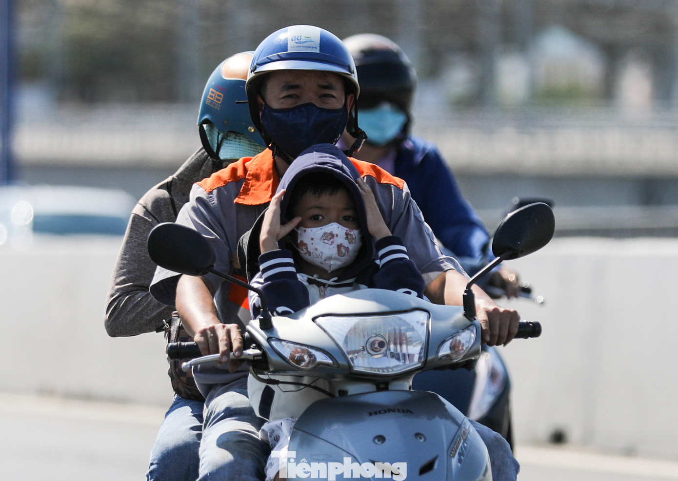 Những ngày thời tiết nắng nóng, cơ thể thường đổ nhiều mồ hôi, gây mất nước, làm giảm chất điện giải nên người lớn tuổi dễ bị tai biến mạch máu não, đột quỵ, trẻ nhỏ dễ mắc rối loạn chuyển hóa.