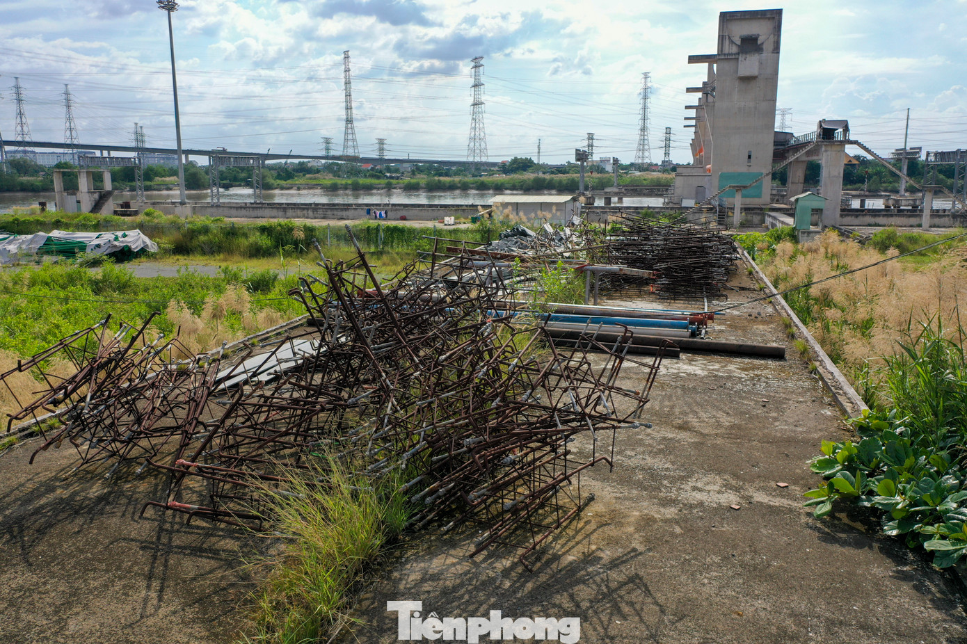 Khu vực xung quanh cống Mương Chuối cỏ cây mọc um tùm, không còn cảnh công nhân làm việc.