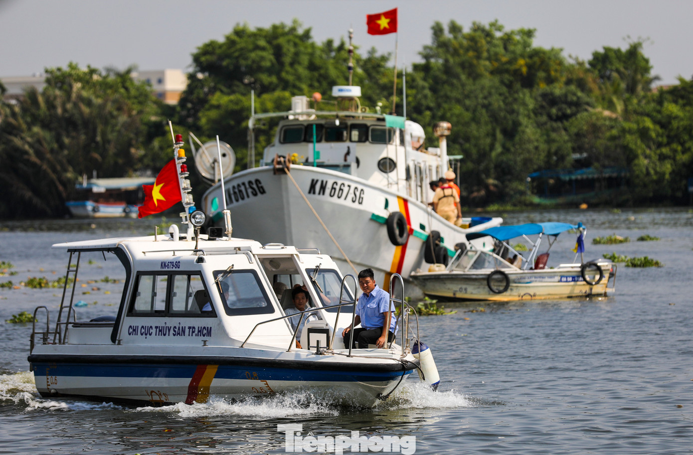 Khác với những năm trước, ngày ông Táo chầu trời năm nay người dân không còn phải lo lắng với tình trạng cá bị chích điện sau phóng sinh. Lực lượng chức năng đã được huy động 24/24 để ngăn chặn tình trạng chích điện vớt cá sau khi người dân phóng sinh.