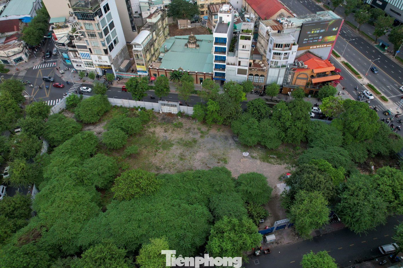 Khu đất có thời điểm được đưa vào hoạt động kinh doanh làm bãi đậu xe nhưng giờ đã được quây kín. Theo ghi nhận, một số người đã trưng dụng dựng lều làm nơi để đồ, gửi xe.