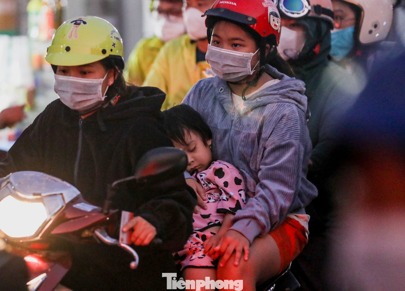 Nhiều em nhỏ mệt mỏi ngủ gật trong vòng tay của phụ huynh.