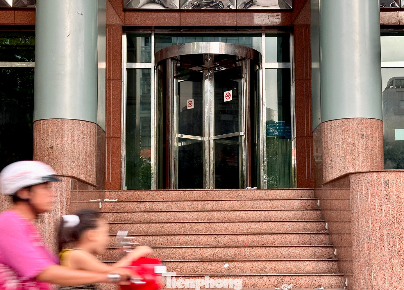 Tòa nhà được bà Lan xin lại để cho thuê lấy tiền tu sửa biệt thự cổ trên đường Võ Văn Tần vì nhiều năm nay SCB không thanh toán tiền thuê nhà.