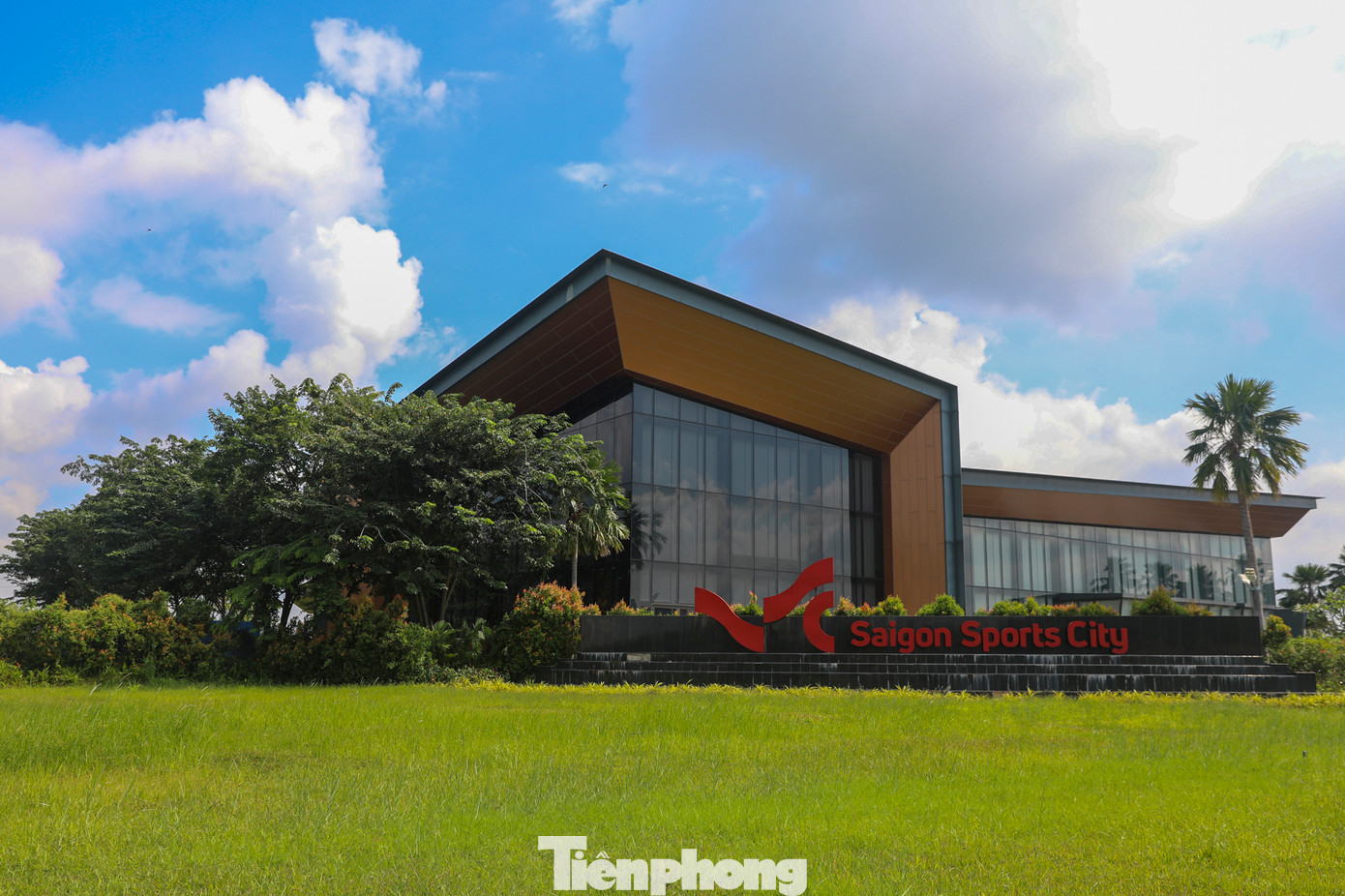 Một trong những dự án đáng chú ý của Khu liên hợp thể thao Rạch Chiếc là phức hợp Saigon Sport City gồm nhà ở cao cấp, khu thương mại dịch vụ và thể thao của chủ đầu tư Keppel Land, quy mô khoảng 64 ha .