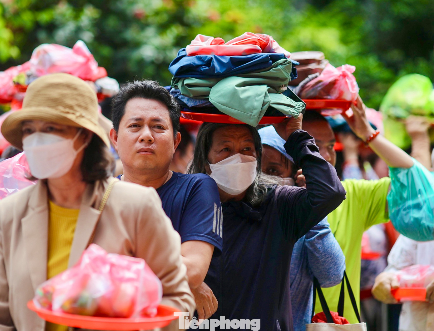 Theo quan niệm, nếu được đóng mộc vào quần áo dịp đầu năm thì cả năm sẽ gặp được nhiều điều may mắn.