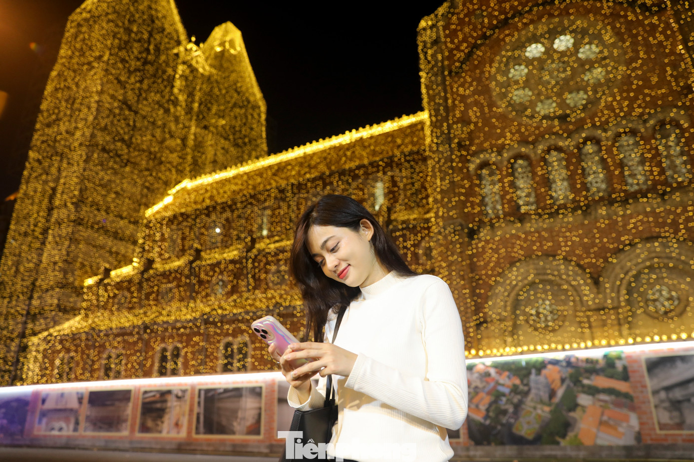 Tối 24/12, người dân TPHCM và du khách đổ về khu vực trung tâm thành phố để vui chơi, thư giãn nhân dịp Giáng sinh.