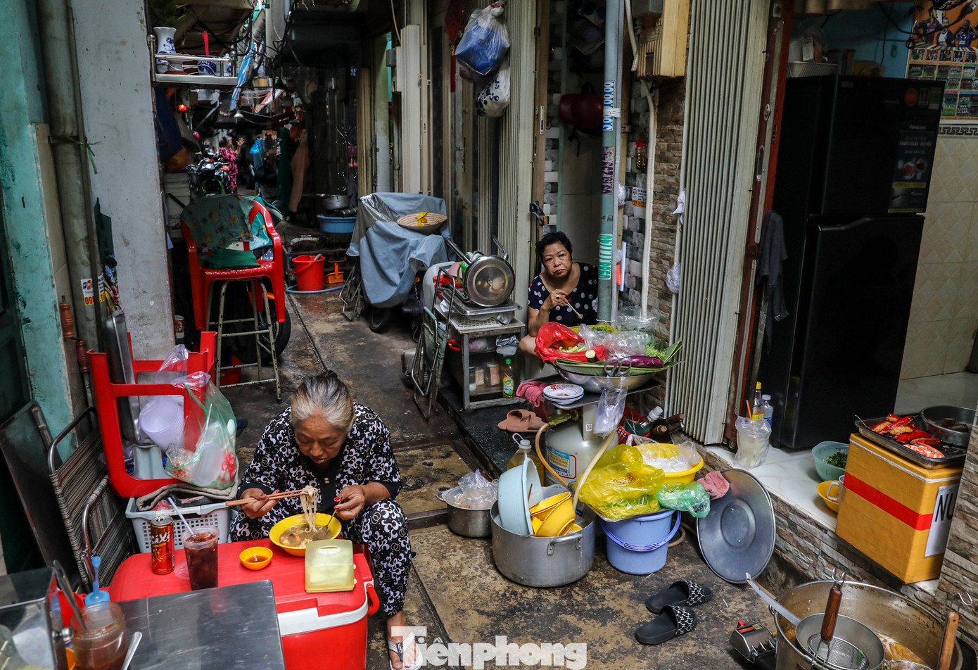 Tại Hội nghị Thành ủy TPHCM diễn ra vào giữa tháng 6, Bí thư Quận ủy quận 1 Dương Anh Đức nêu trăn trở, dù nằm ngay giữa trung tâm thành phố nhưng quận 1 có các khu vực người dân sống rất chật chội. Khu chợ Gà, Gạo (phường Cầu Ông Lãnh, quận 1), những căn nhà khoảng 3 - 4m2, thậm chí chỉ 2m2.