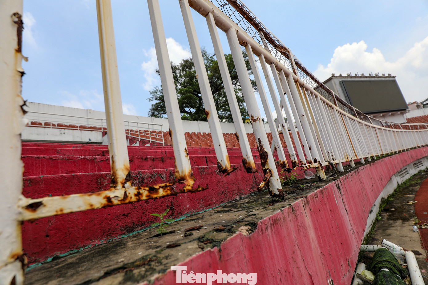 Hàng rào khu vực khán đài D bị rỉ sét nặng, khá nguy hiểm khi đây là nơi các cổ động viên tập trung cổ vũ máu lửa nhất.