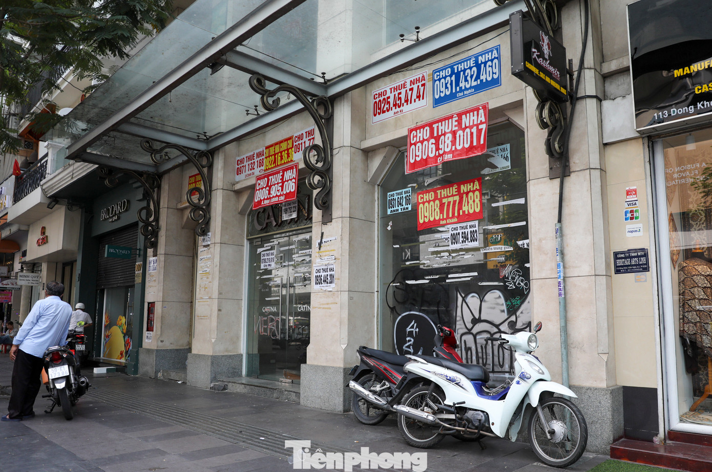 Nhiều mặt bằng trên đường Đồng Khởi cũng tương tự. Dù tuyến đường này gần các trung tâm thương mại, khách sạn 5 sao và nơi vui chơi của người dân, du khách nhưng hơn 10 mặt bằng đang dán chi chít bảng cho thuê.