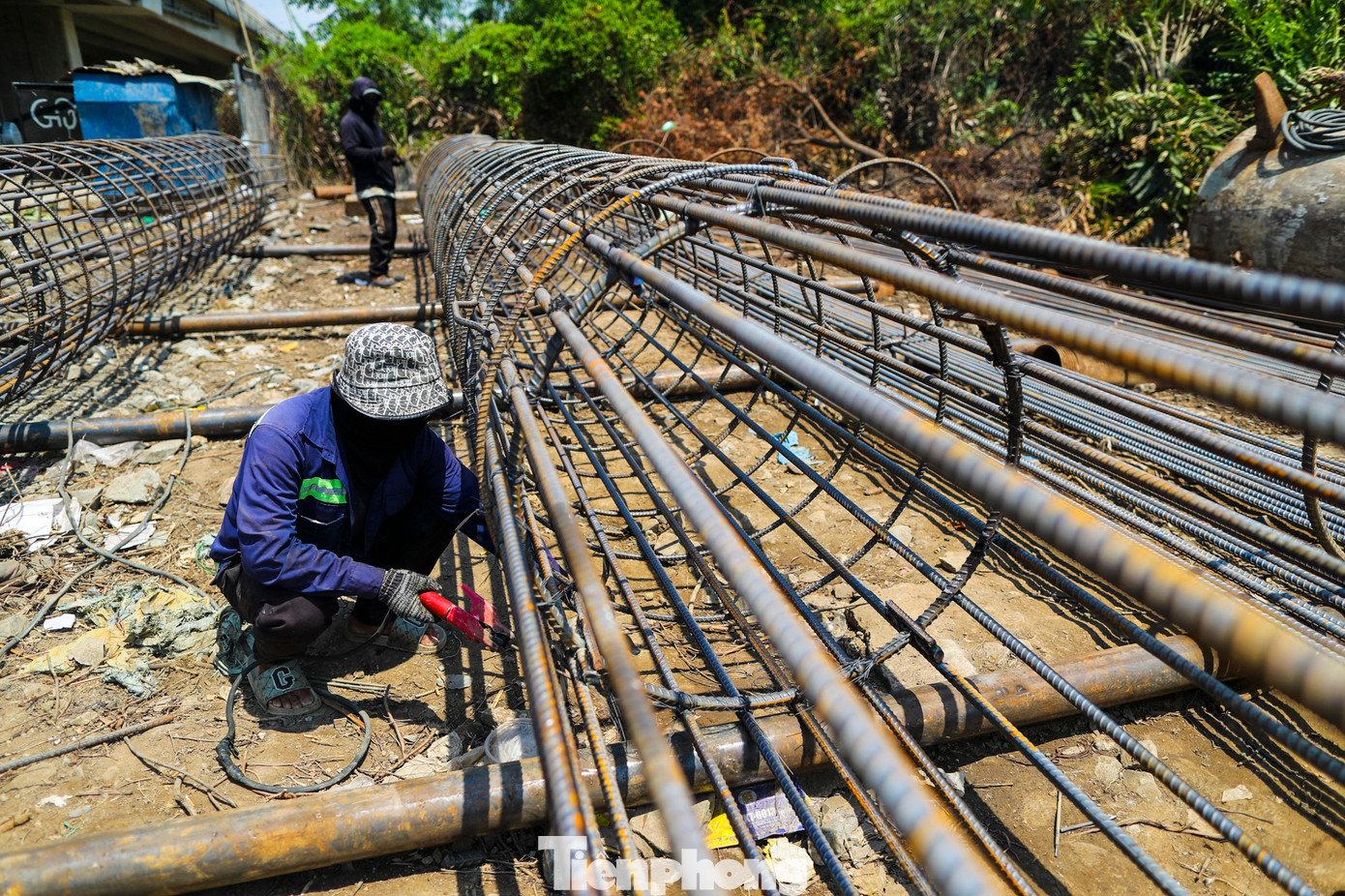 Hiện toàn công trường của gói thầu này có hơn 90 công nhân đang làm việc ở nhiều hạng mục. Hiện toàn công trường của gói thầu này có hơn 90 công nhân đang làm việc ở nhiều hạng mục.