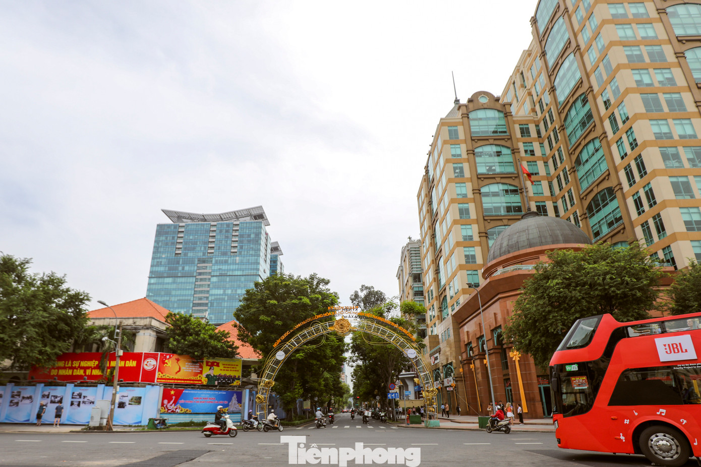 Đồng thời, theo một báo cáo khác của Cushman &amp; Wakefield, phố Tràng Tiền của Hà Nội cũng góp mặt trong nhóm 20 mặt bằng bán lẻ cho thuê đắt đỏ nhất khu vực châu Á - Thái Bình Dương.