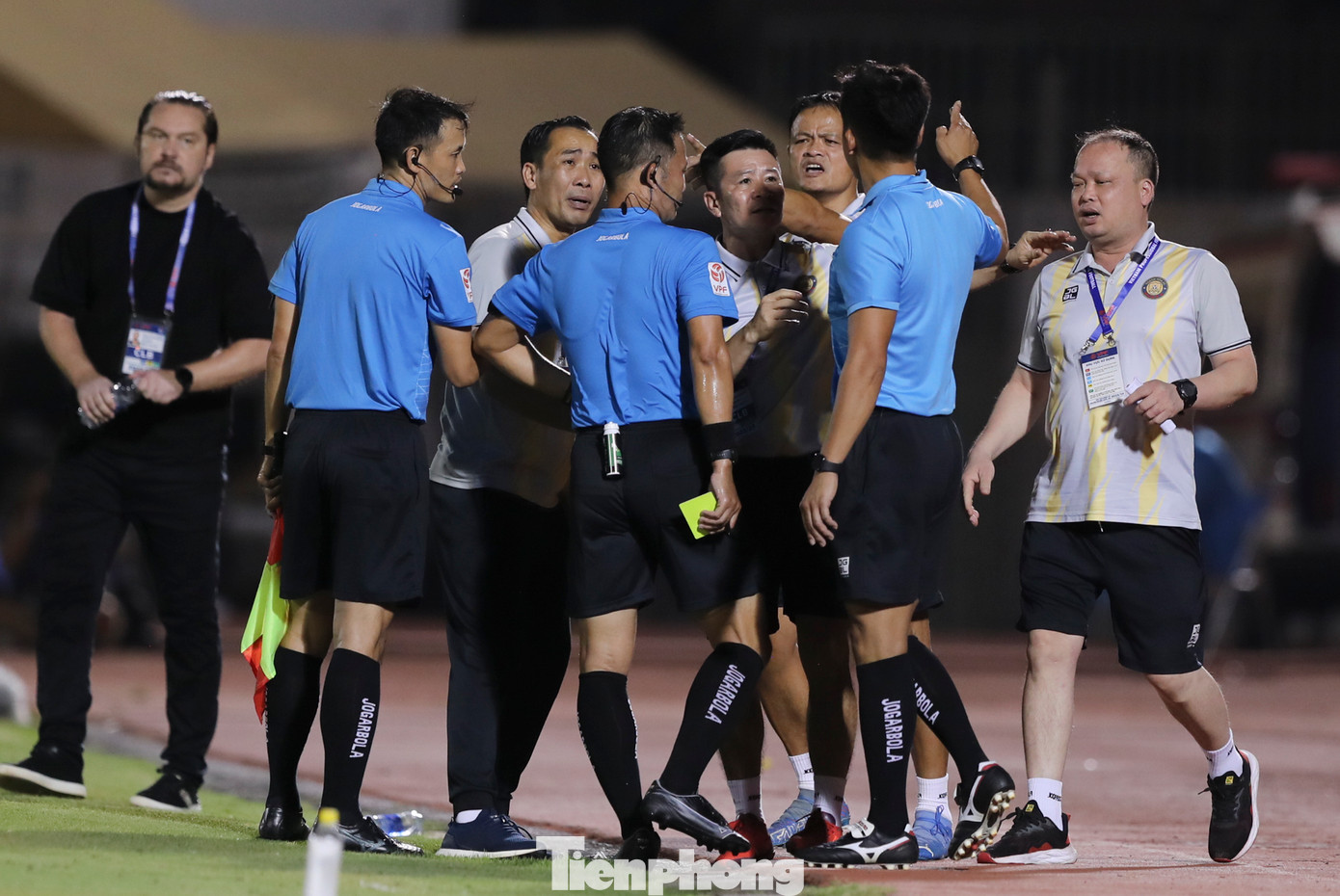 Ngay sau tấm thẻ vàng của HLV Velizar Popov, phía ban huấn luyện của CLB Thanh Hoá đã không còn giữ được bình tĩnh và quây tổ trọng tài khá lâu khiến trận đấu bị gián đoạn.