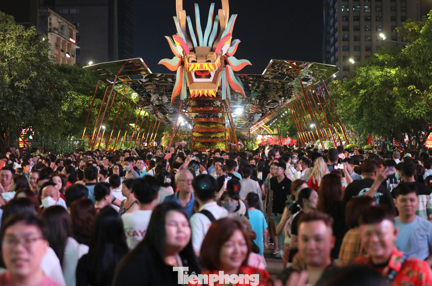 Kể từ lần thực hiện đầu tiên vào năm 2004, đường hoa Nguyễn Huệ tết 2024 là công trình độc đáo đã trở thành biểu trưng văn hóa ngày tết của TPHCM.