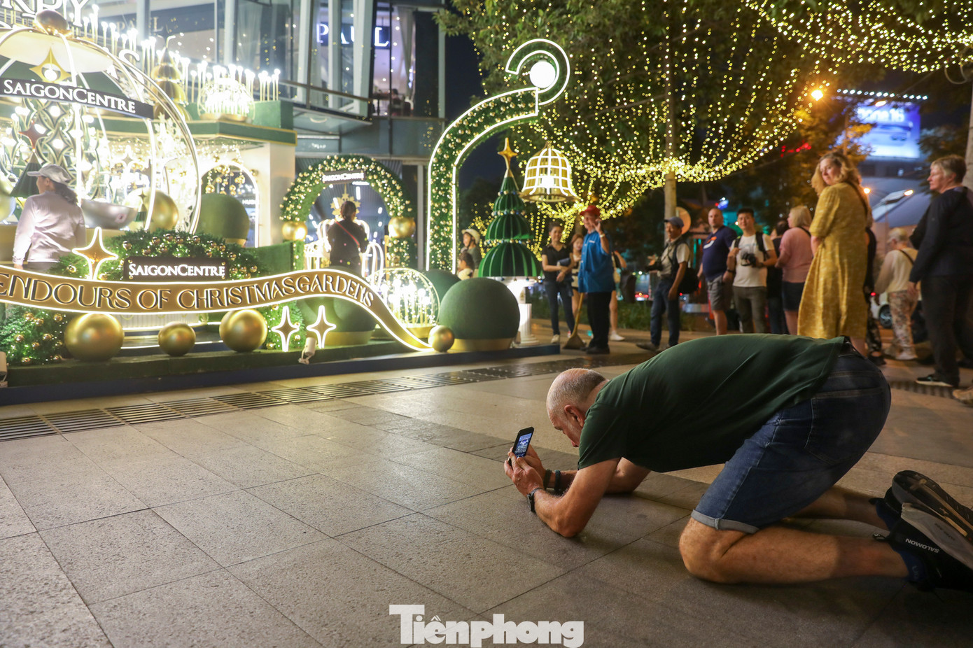 Một du khách nước ngoài không ngại ngần cúi rạp xuống đất để lưu lại tấm ảnh đẹp nhất cho riêng mình.