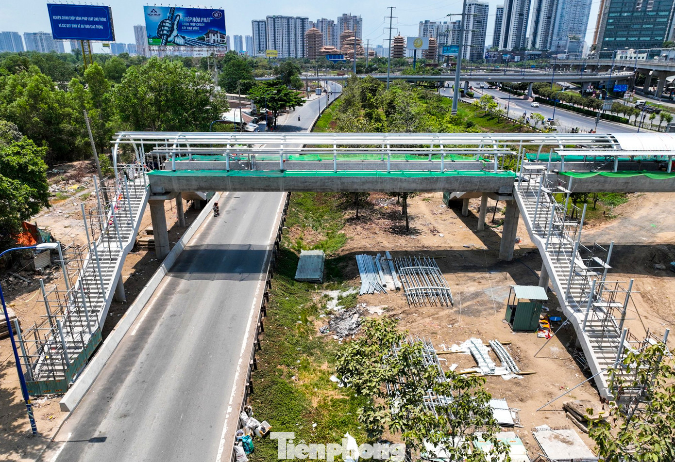 Các cầu đi bộ này không những tạo thuận lợi cho người dân kết nối với nhà ga tuyến metro số 1 một cách thuận tiện và an toàn, mà còn là hướng thoát hiểm chính trong trường hợp xảy ra sự cố khẩn cấp.
