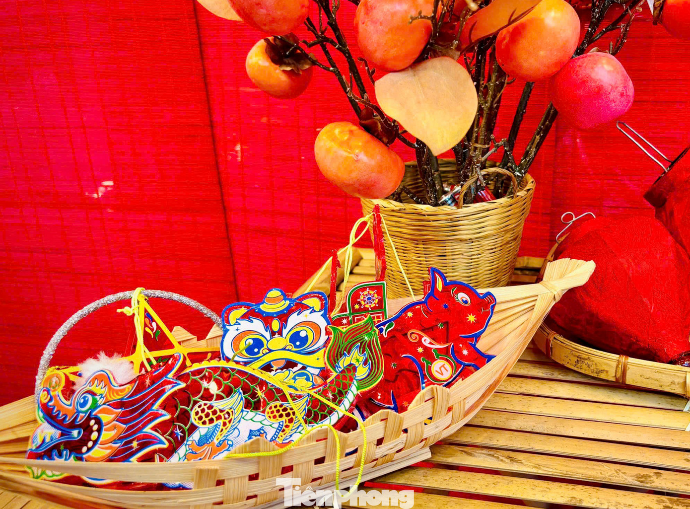 Nhiều loại lồng đèn được kết hợp tạo để nên một không gian tràn ngập màu sắc, thu hút người dân ghé thăm và mua sắm.