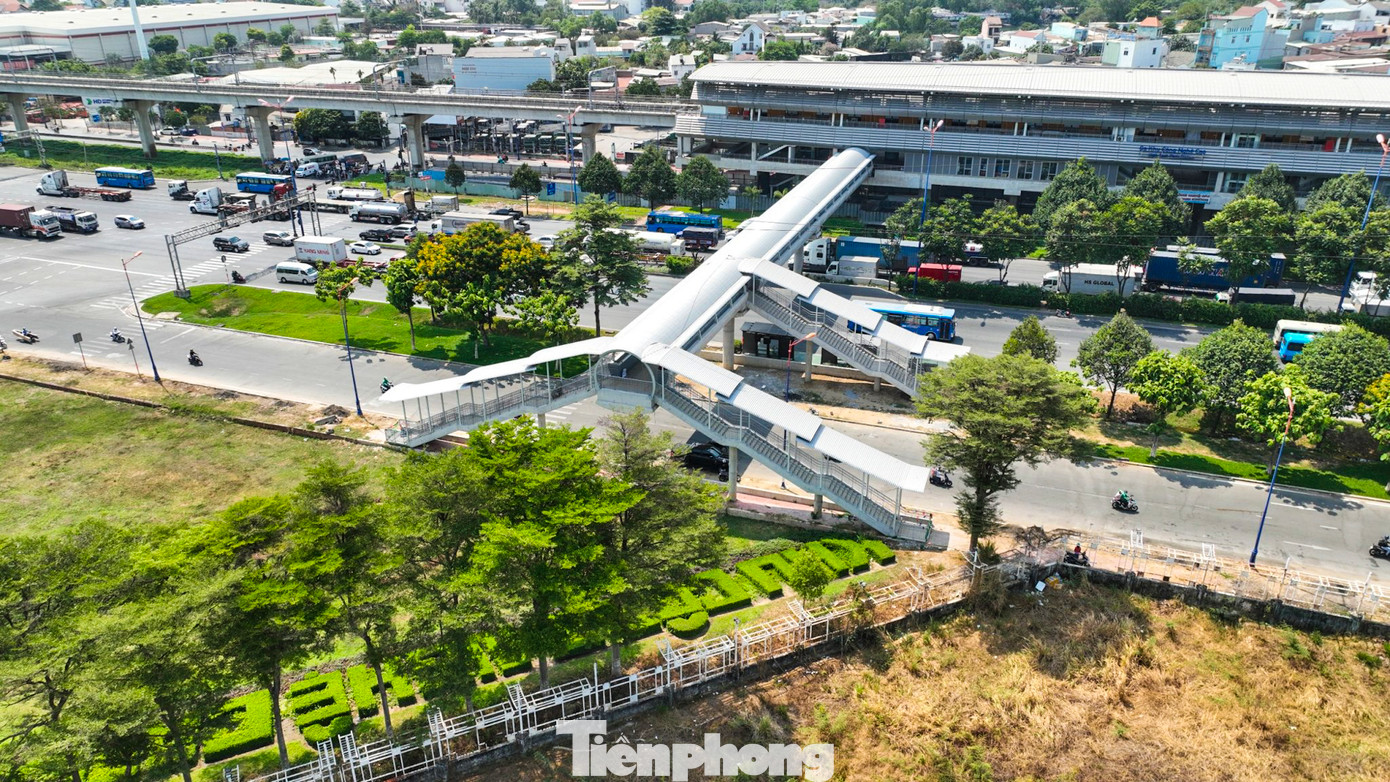 Kiến trúc cầu bộ hành được thiết kế tương đồng với kết cấu nhà ga chính với mái vòm thép và tấm lợp chống nóng, dọc 2 bên thành cầu bố trí các bồn hoa, cây xanh trải dài, kết hợp thông gió tự nhiên, tạo cảm giác thoải mái cho hành khách khi tiếp cận nhà ga.