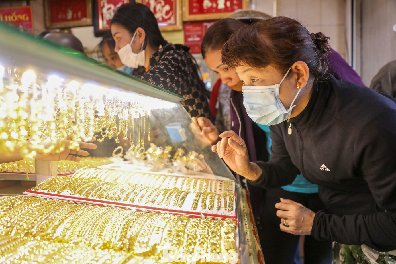 Tại tiệm vàng Mi Hồng cạnh chợ Bà Chiểu (quận Bình Thạnh), người dân chen chân vào sắm vàng trên đường Bùi Hữu Nghĩa. Các sản phẩm nhẫn tròn trơn, vàng miếng, nhẫn kim tiền... đều được hỏi mua nhiều.