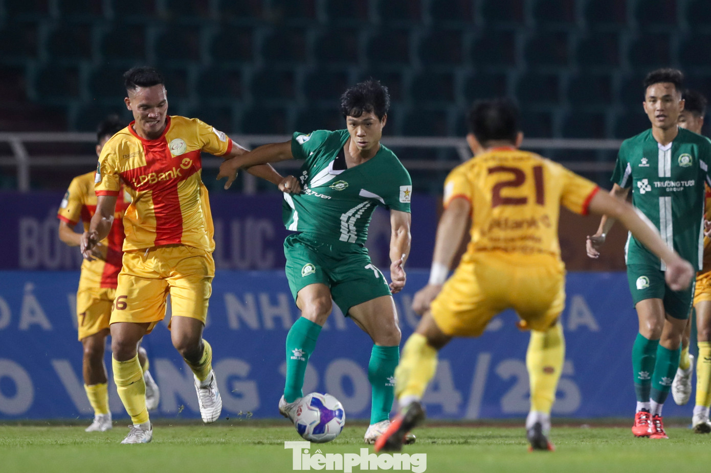 Xuyên suốt hiệp đấu đầu tiên, Công Phượng phải lùi khá sâu về mặt sân nhà để tìm bóng.