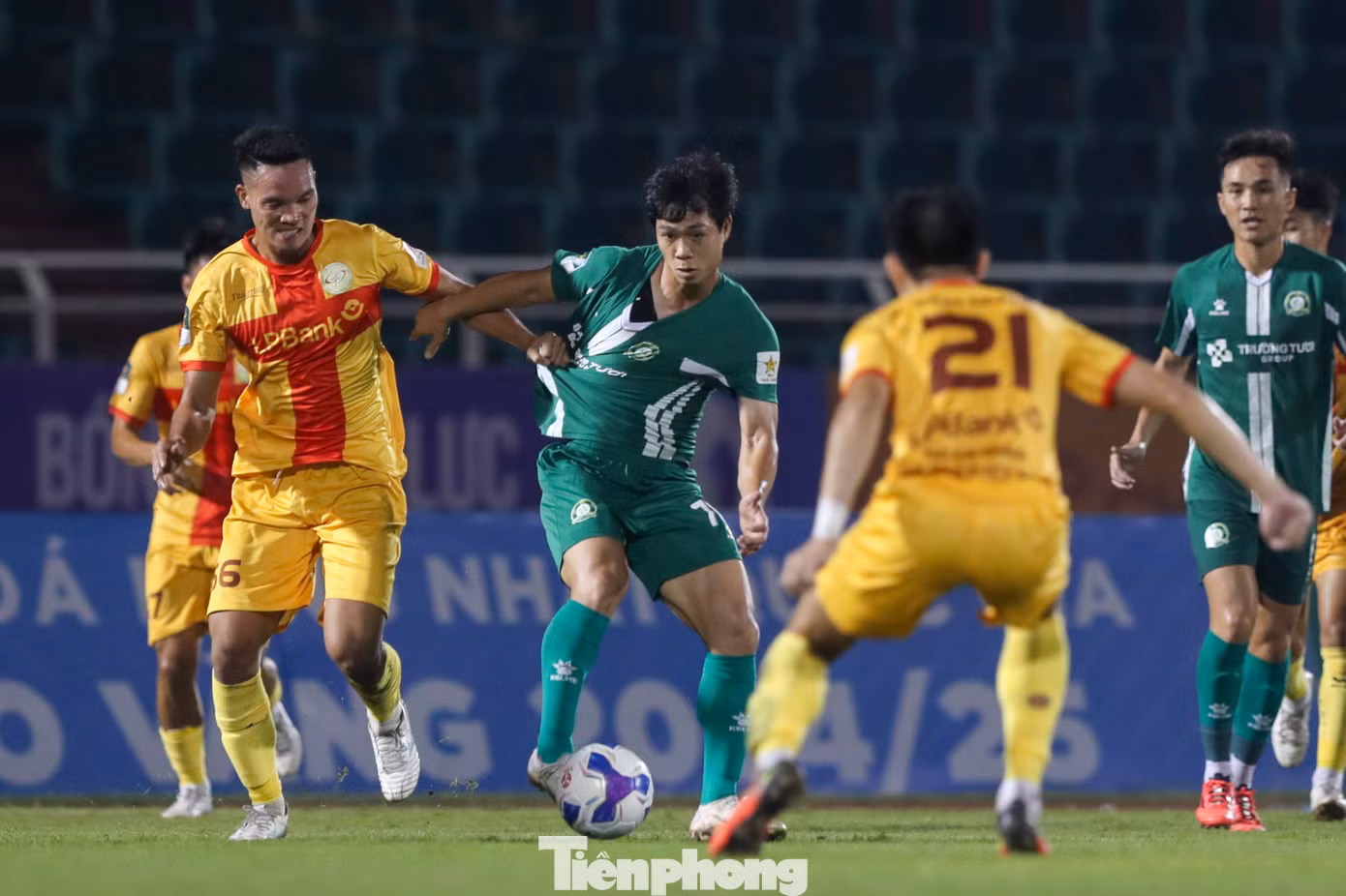 Xuyên suốt hiệp đấu đầu tiên, Công Phượng phải lùi khá sâu về mặt sân nhà để tìm bóng.