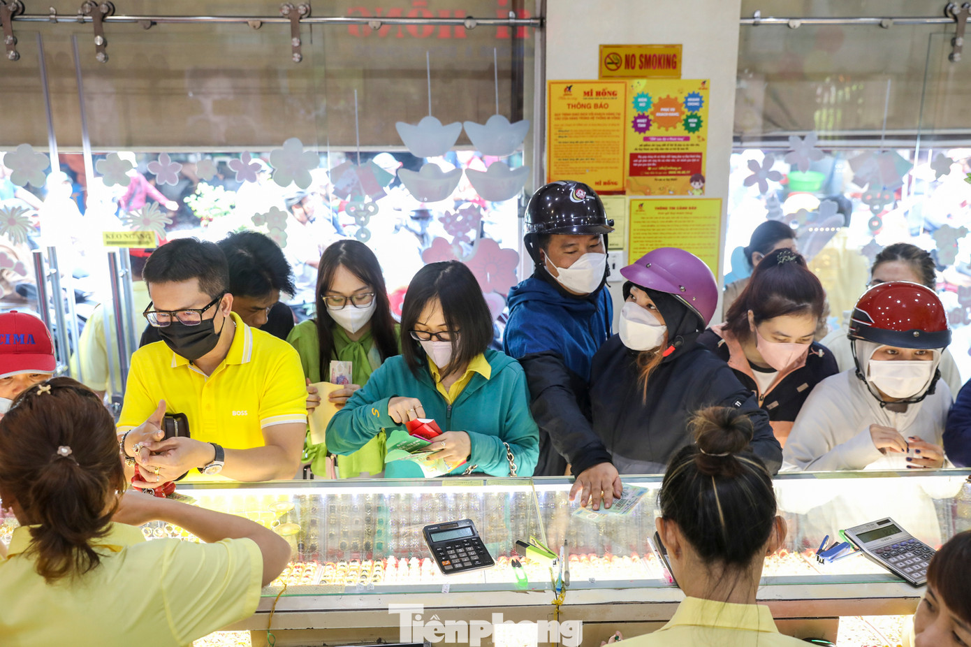Trong đó, quầy vàng trang sức có lượng khách giao dịch đông nhất. Đại diện tiệm vàng Mi Hồng cho biết sẽ phục vụ đến vị khách cuối cùng mới đóng cửa.