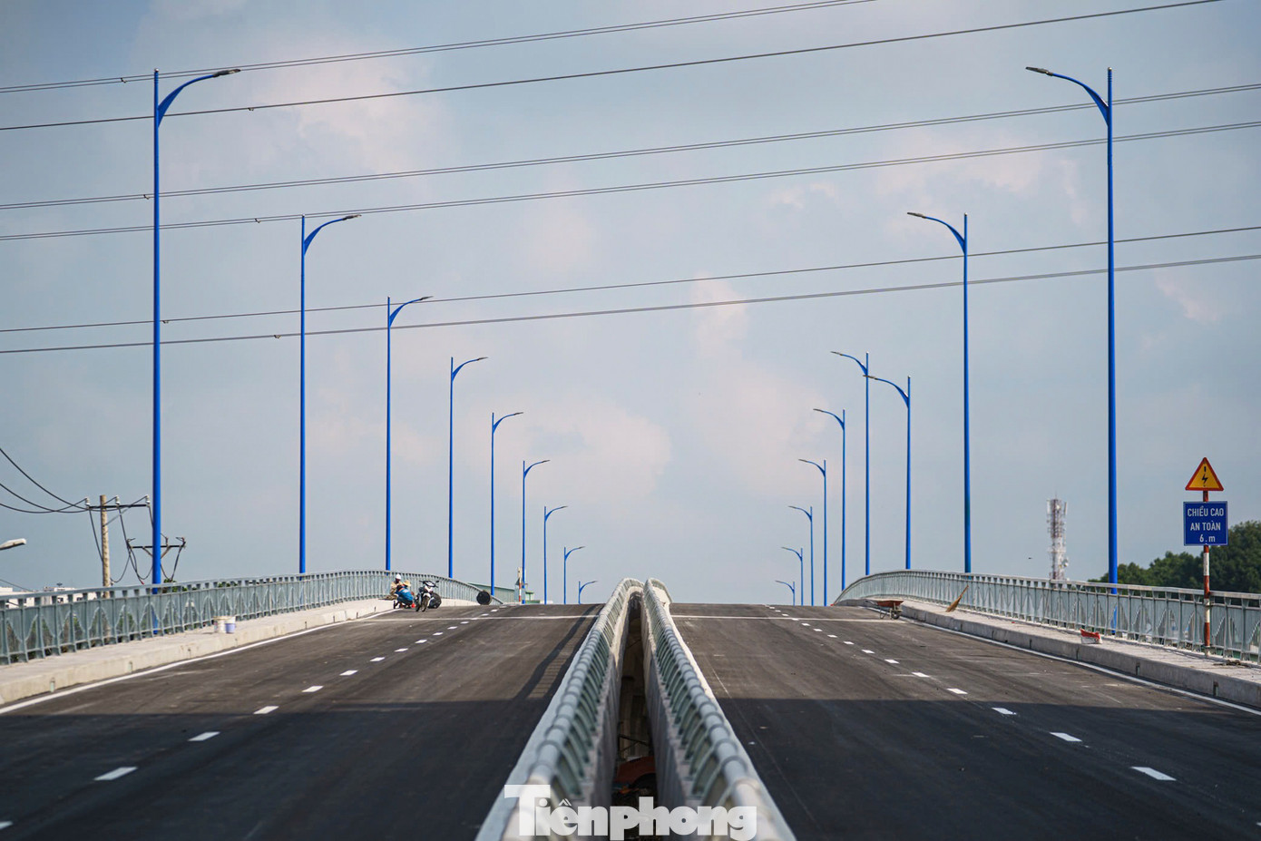 Công trình xây dựng cầu Nam Lý dài 450m, gồm 2 nhánh, mỗi nhánh rộng 20m và đường dẫn dài 300m. Dự án được khởi công năm 2016. Tháng 3/2019, công trình phải tạm dừng thi công vì vướng mặt bằng, đến tháng 3/2023 tái khởi động.