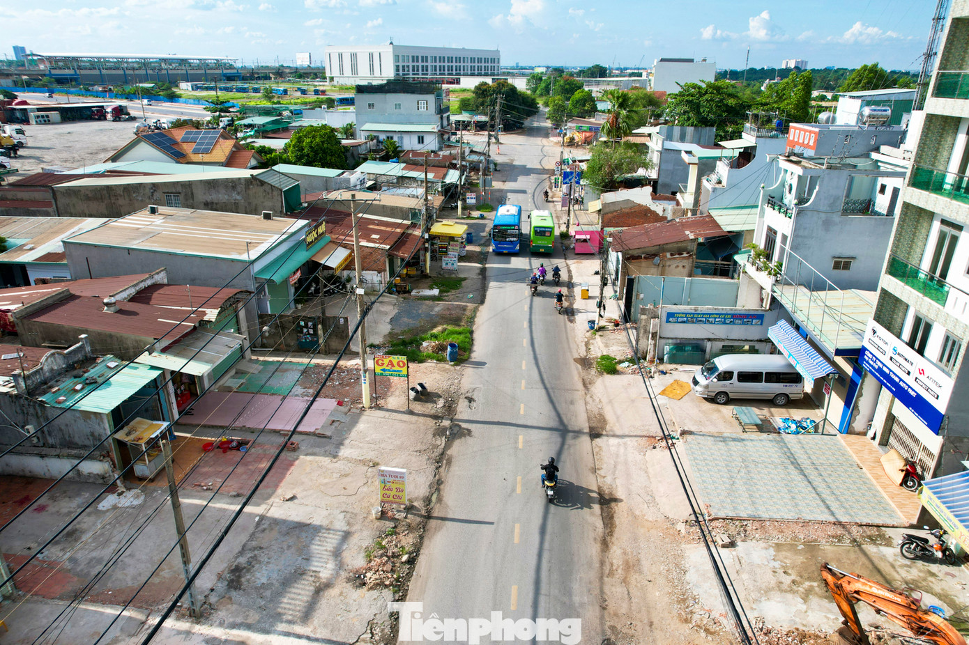 Dự án phải tạm ngưng từ năm 2019 do vướng mặt bằng và ảnh hưởng đại dịch. Sau khi khởi động lại hồi tháng 5/2023, đến nay công trình hiện đạt hơn 60% do khâu đền bù, giải tỏa vẫn chưa xong.