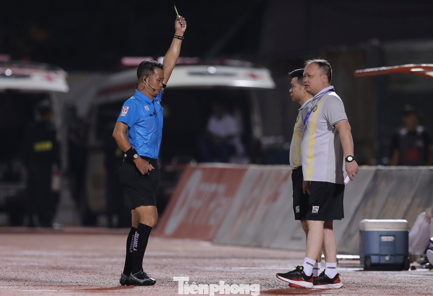 Ngay sau đó, trọng tài Trần Đình Thịnh quyết định rút thêm tấm thẻ vàng đối với một thành viên ban huấn luyện bên phía CLB Thanh Hoá.