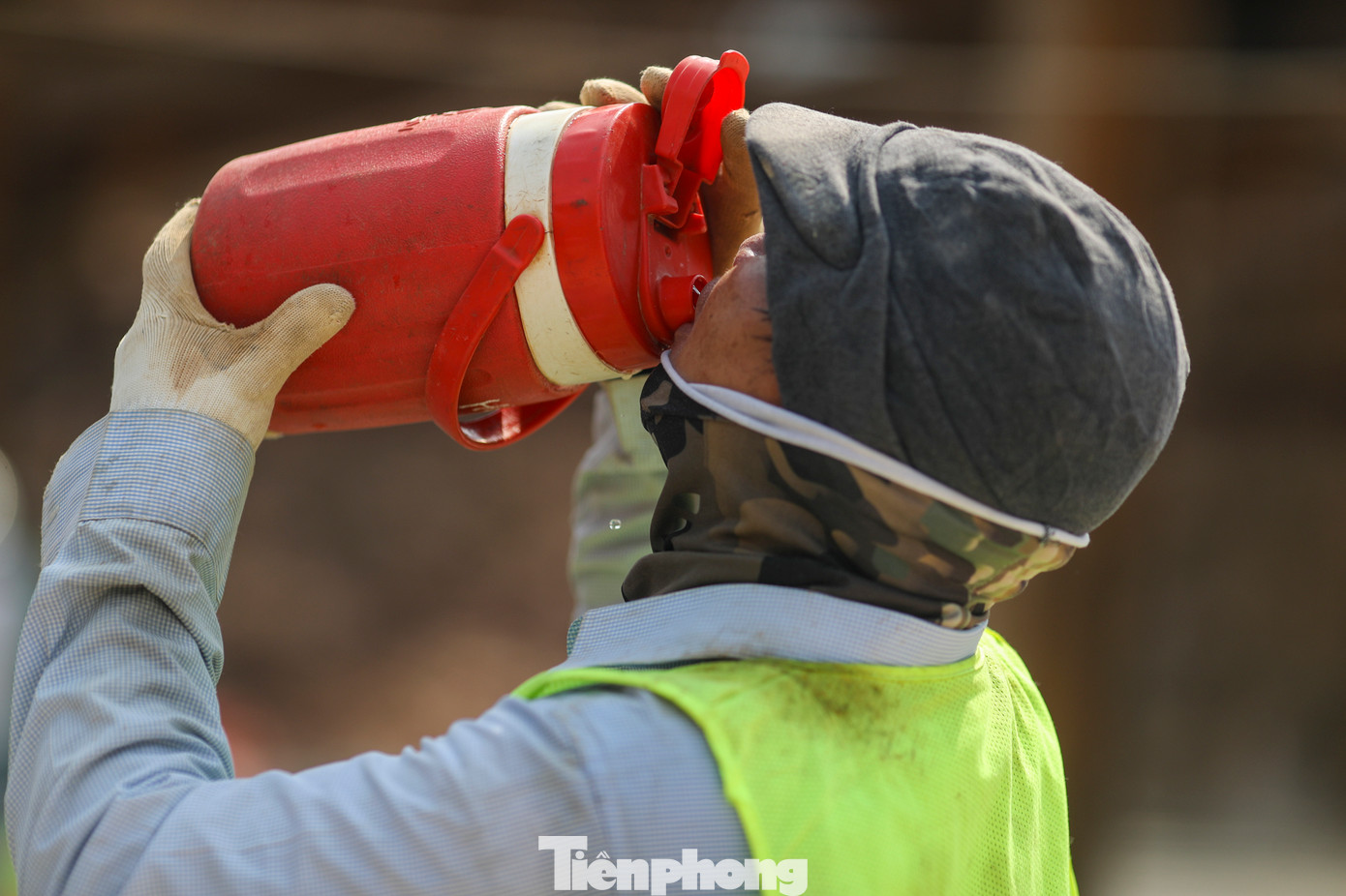 Theo Đài Khí tượng Thủy văn khu vực Nam bộ, dự báo trong tháng 4, nắng nóng sẽ mạnh hơn tháng trước, một vài ngày nắng nóng gay gắt với nhiệt độ cao nhất từ 37 - 38 độ C, có nơi trên 38 độ C.