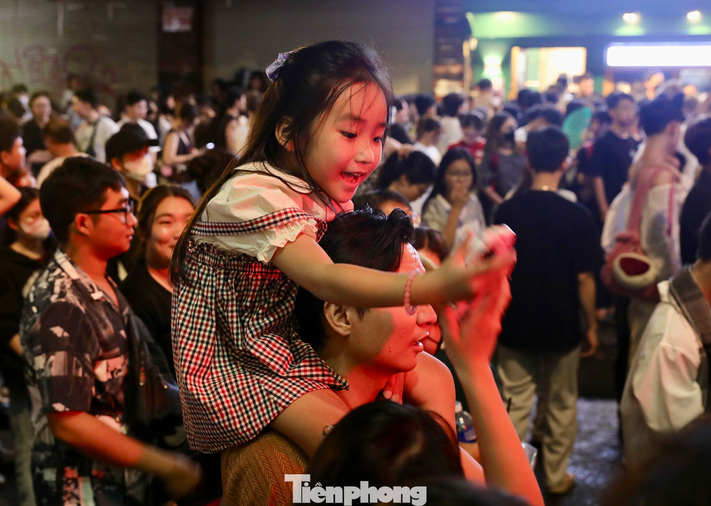 Nhiều trẻ nhỏ háo hức chờ xem những sự kiện đón năm mới tại phố đi bộ Nguyễn Huệ.