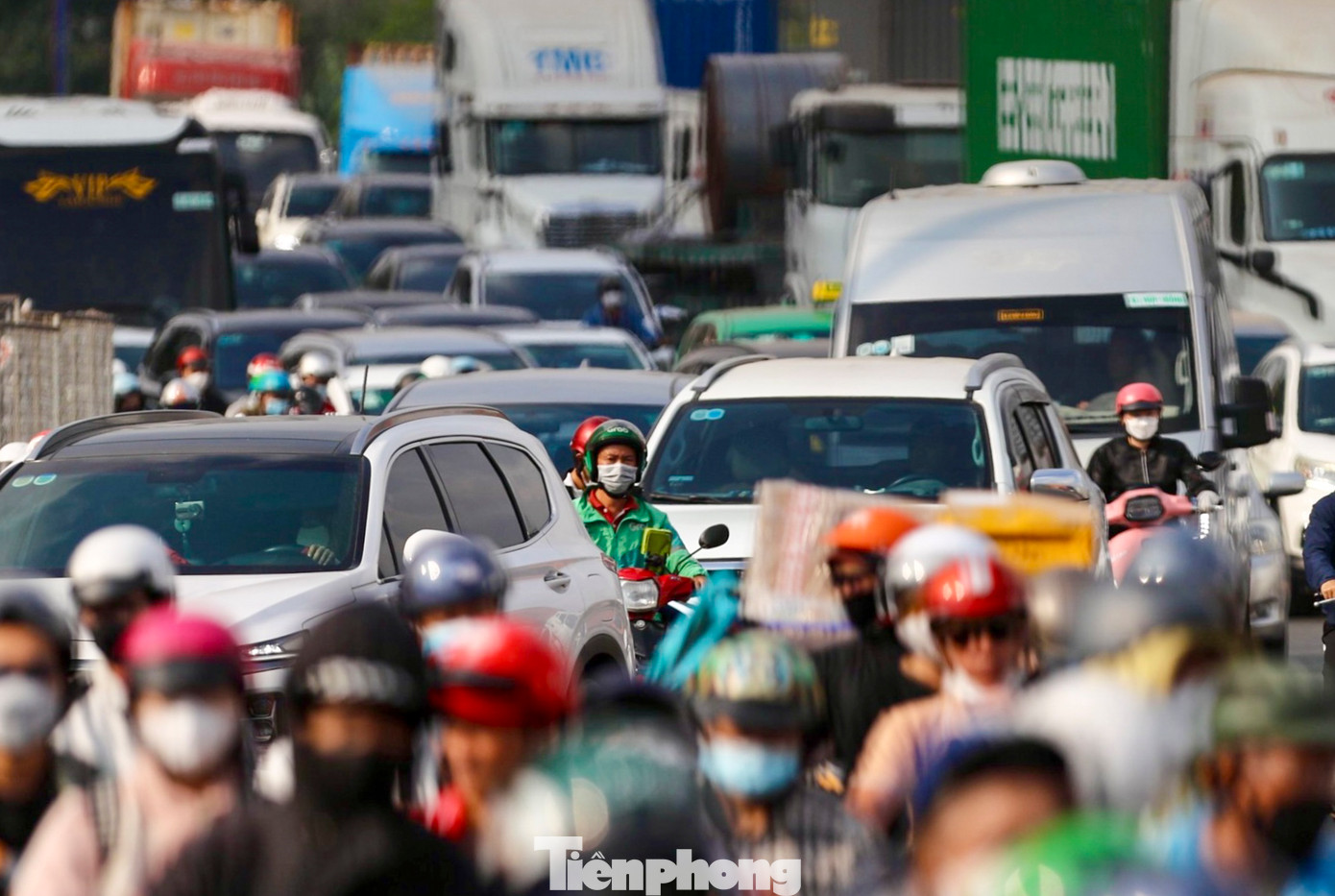 Đây cũng là nguyên nhân chính khiến giao thông khu vực này ùn tắc kéo dài vào các khung giờ cao điểm.