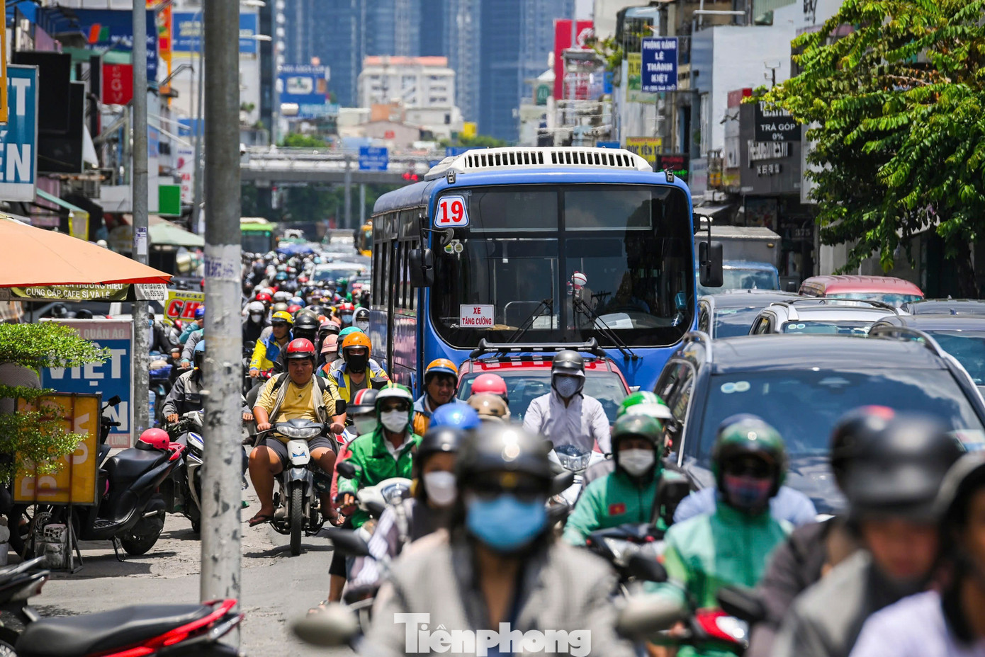 Quốc lộ 13 đoạn giáp với TP Thủ Đức khá chật chội. Đoạn qua địa phận TPHCM hiện chỉ rộng từ 4-6 làn xe, tạo “nút thắt cổ chai” nên thường gây ùn tắc trong nhiều năm qua.