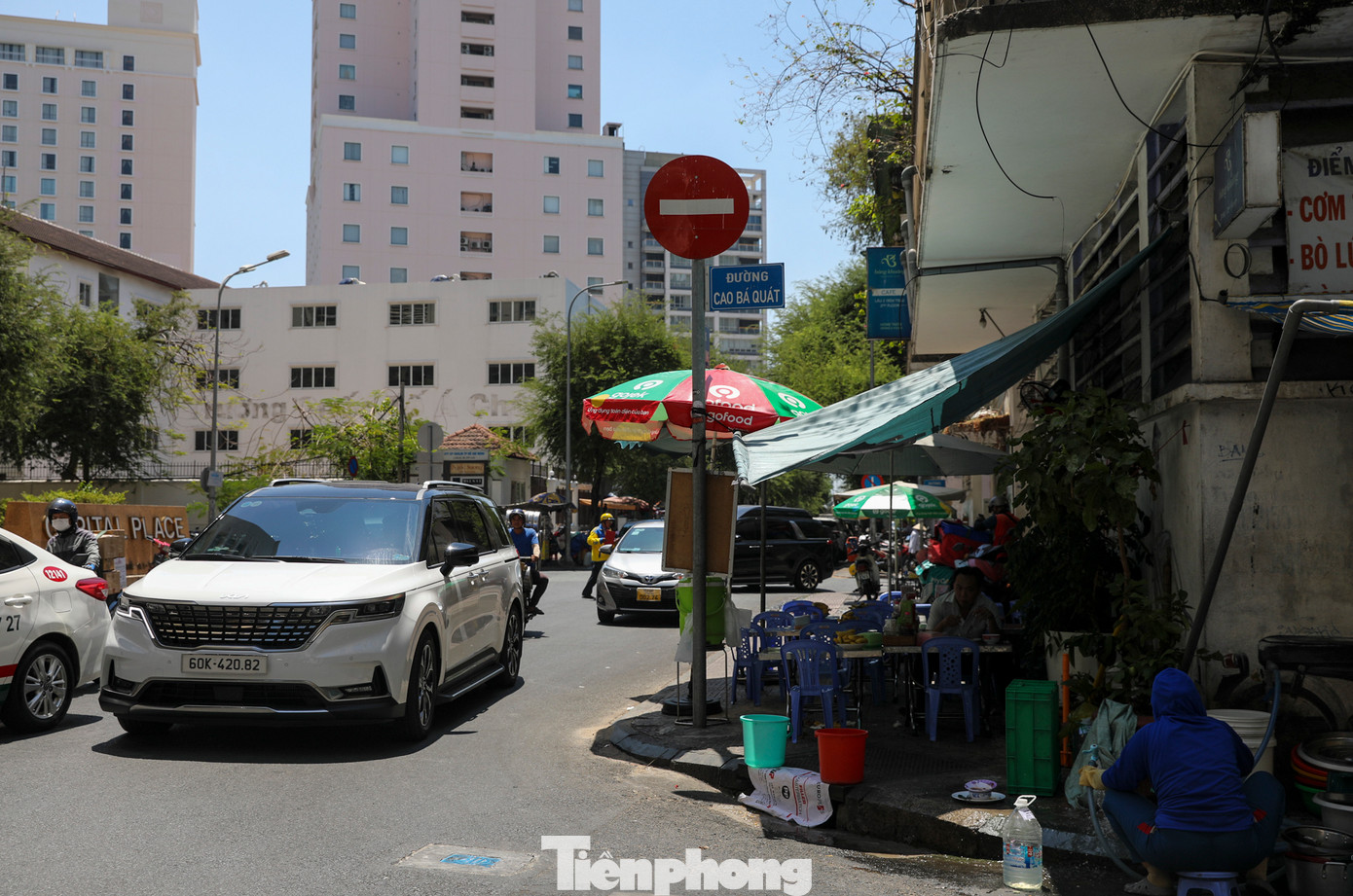 Chính vì thế, vỉa hè luôn trong tình trạng bị chiếm dụng để phục vụ mục đích cá nhân như làm bãi đỗ xe, buôn bán, kinh doanh.