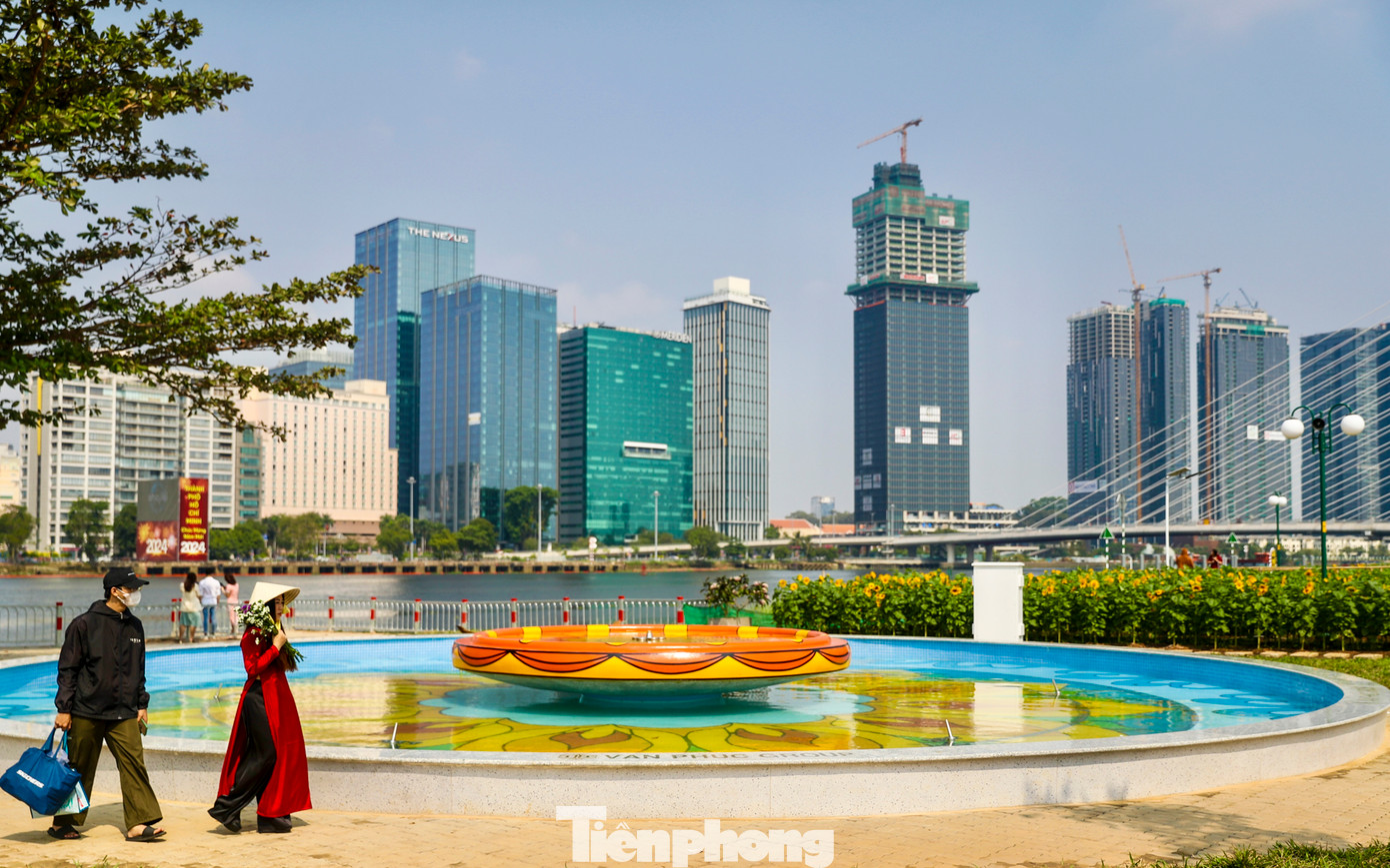 Vào buổi tối, các bóng đèn bên trong với nhiều màu sắc khác nhau sẽ được thắp sáng.