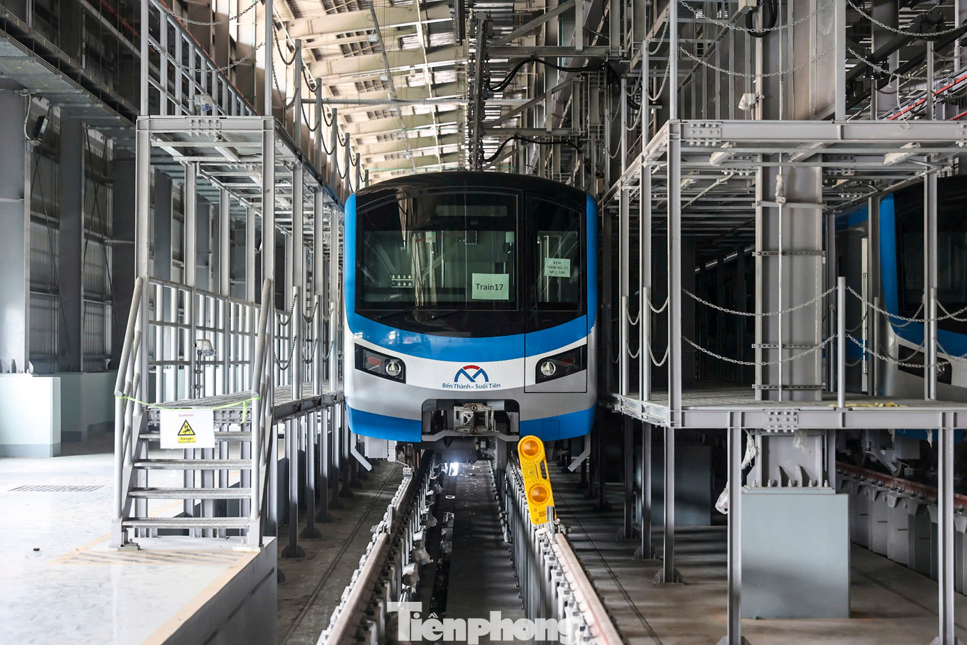 Bên trong nhà xưởng với hệ thống khung, cầu trục để lắp đặt các máy móc cần thiết cho việc sửa tàu. Dưới nền nhà xưởng chia thành nhiều đường ray khổ ‎1,43 m cho tàu chạy vào.