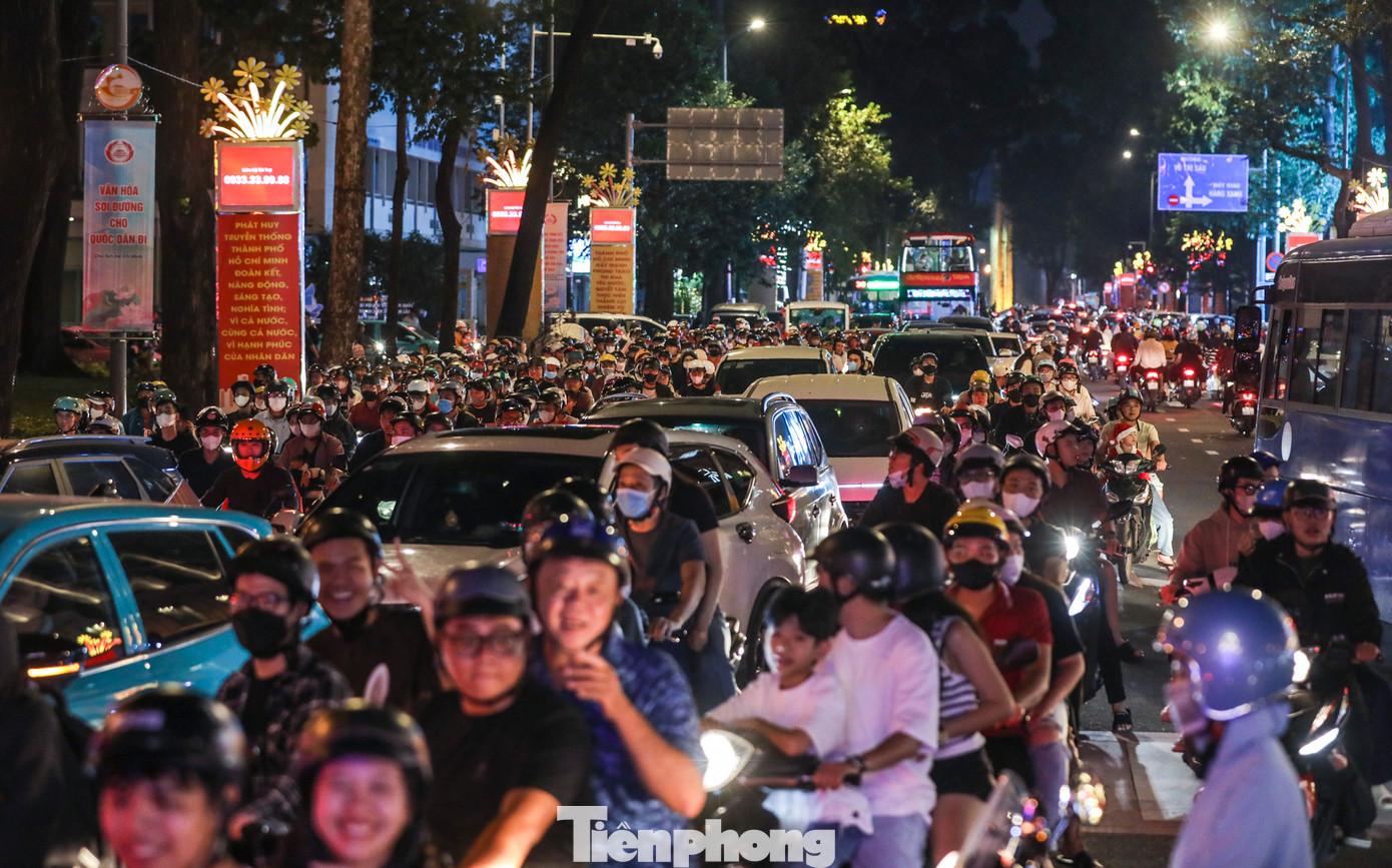 Theo ghi nhận của Tiền Phong, từ 19 giờ, lượng người đổ về khu vực trung tâm càng đông khiến giao thông ở một số tuyến đường đi lại rất khó khăn.